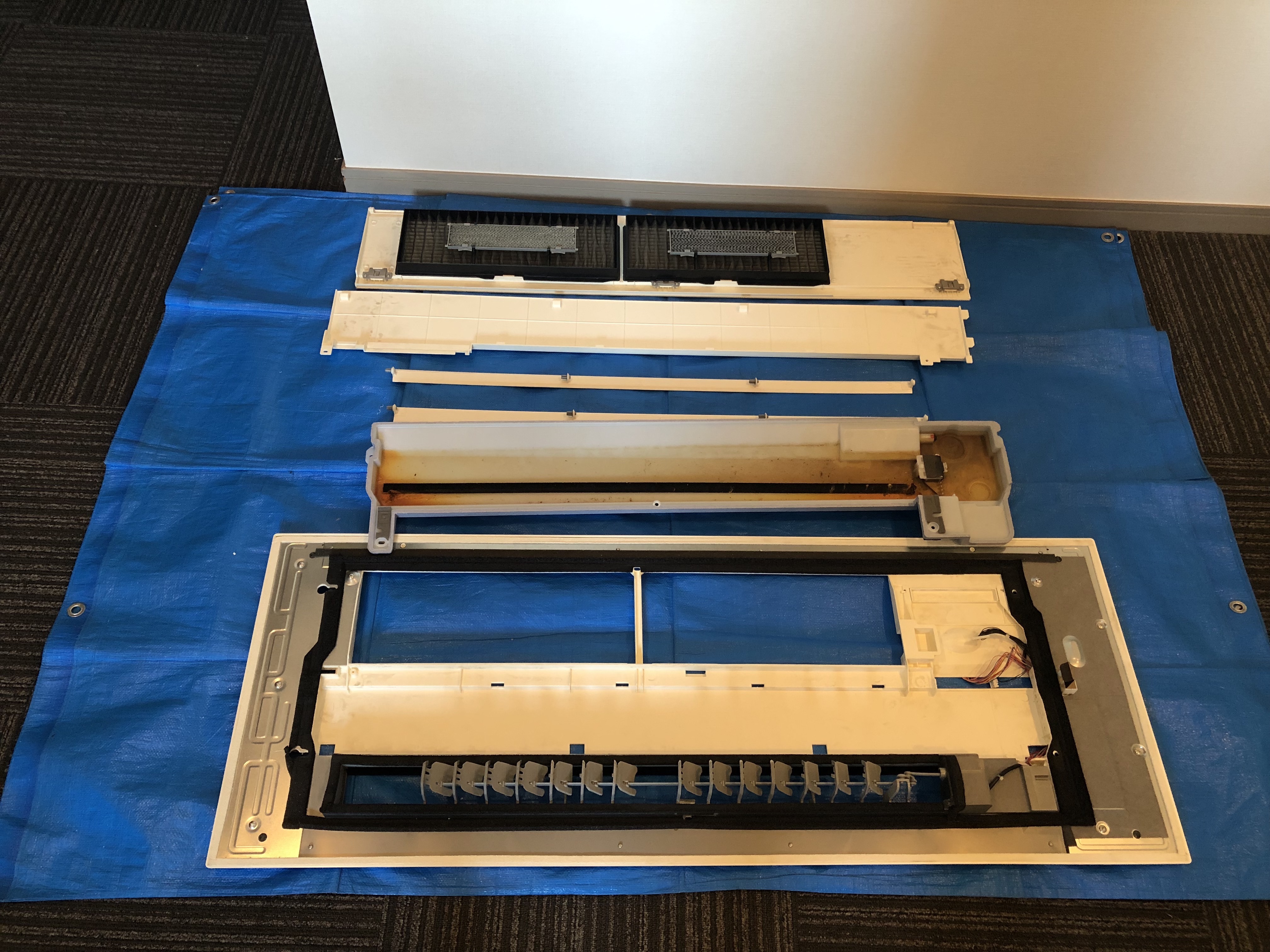 洗浄前 ドレンパンやパーツ類