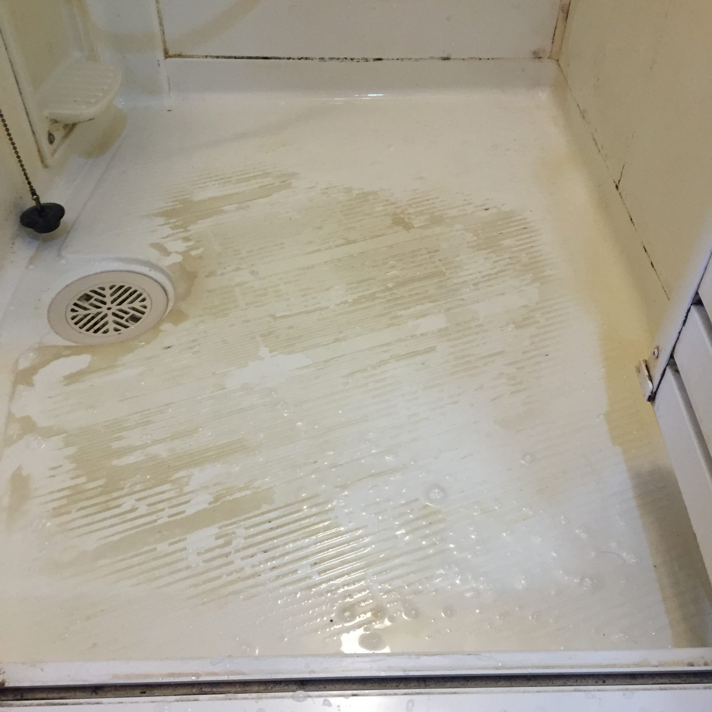 洗浄前浴室床